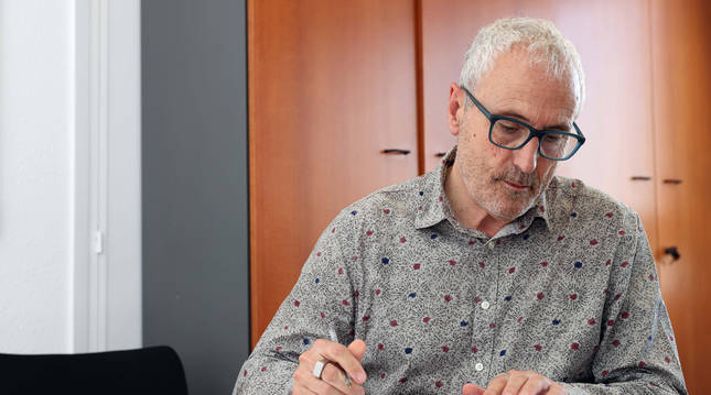 El director general de Salud, Carlos Artundo, toma unas notas en la mesa de su despacho del departamento de Salud.