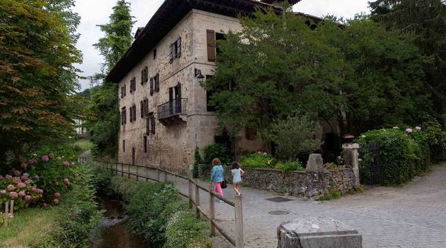 Una de las calles verdes con más encanto de Bera de Bidasoa por la que transcurre el río Bidasoa.
