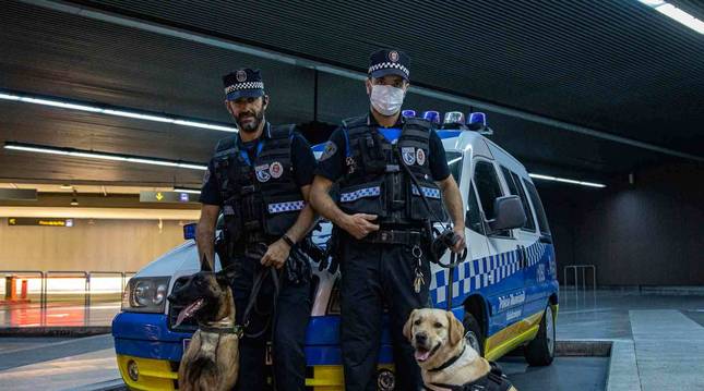 'Tyrion' y 'Zuri' posan con los agentes que forman la unidad canina de la Policía Municipal de Pamplona.