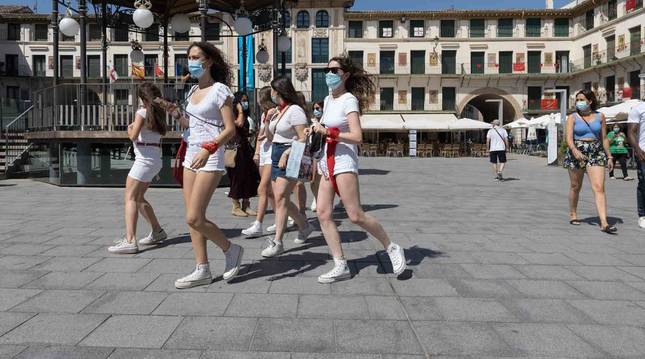 Un grupo de jóvenes camina por la plaza de los Fueros, casi vacía, el día del 'no cohete'.