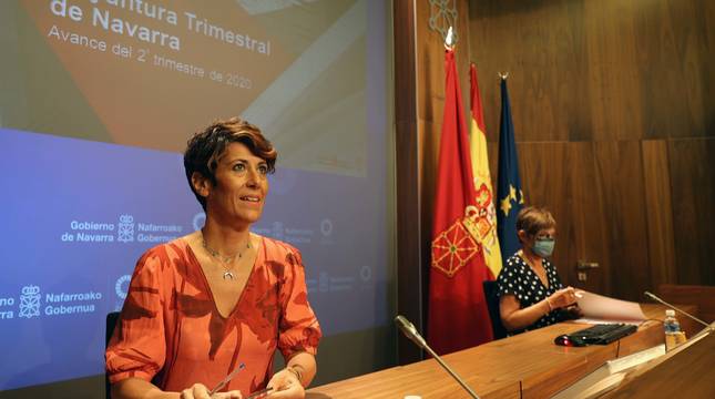 La consejera de Economía, Elma Saiz, a la izquierda, y Begorña Urrutia, directora general de Presupuestos, Patrimonio y Política Económica, en la conferencia de prensa de ayer.