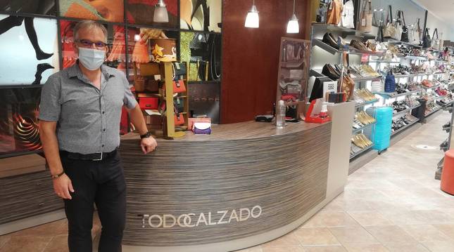 Foto de Juan Andrés Echarri en el local que regenta en el paseo de la Inmaculada, Todo Calzado.