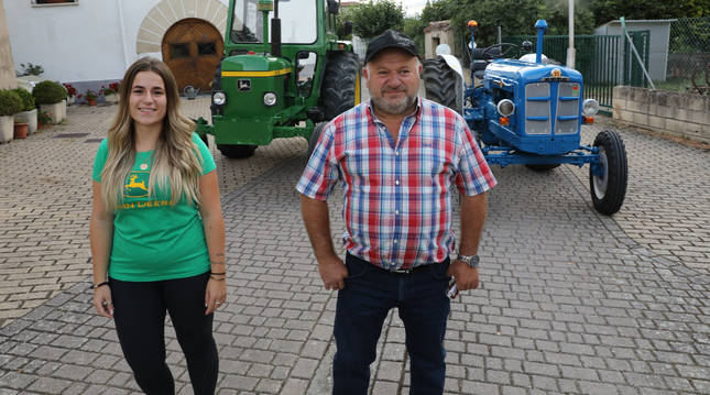 Estíbaliz y Alberto Urdangarain, con sus tractores ayer en Astráin a las 7.30 horas, cuando partieron.