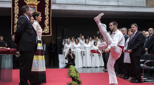 Aurresku en honor a María Chivite, en el acto en el que tomó posesión como presidenta de Navarra, el 6 de agosto de 2019, en el atrio del Parlamento. Junto a la presidenta, el presidente del Legislativo, Unai Hualde, y el ministro José Luis Ábalos. En primera fila, el ministro Luis Planas, Uxue Barkos y el lehendakari Iñigo Urkullu.