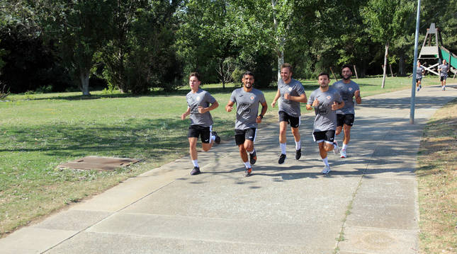 Foto de varios jugadores del Aspil-Jumpers, en pretemporada.