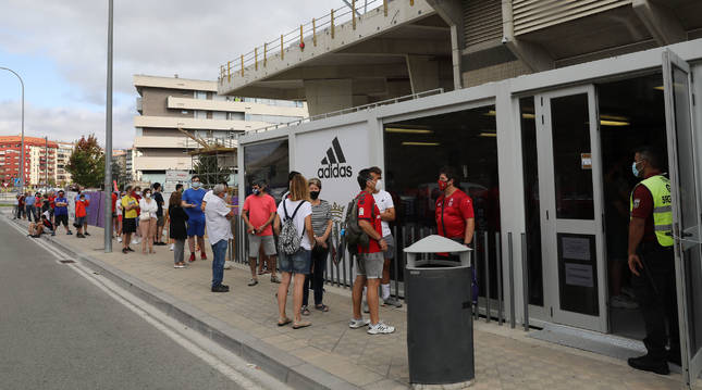 Largas colas a primera hora de la mañana en la tienda de Osasuna, que recibió un goteo de personas durante toda la jornada.