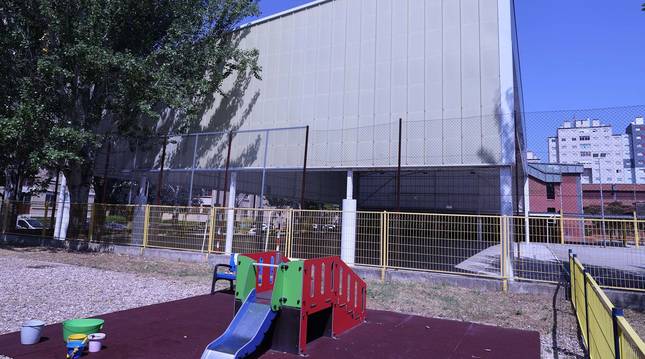 Vista de una de las cubiertas de los patios del colegio público Alaitz de Barañáin tomada desde la escuela infantil.