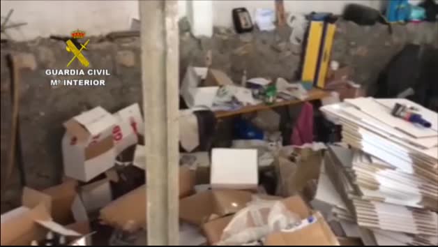 Vídeo: La Guardia Civil desmantela un laboratorio en A Coruña de gel hidroalcohólico falso