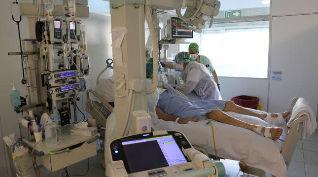 Un paciente afectado por coronavirus, atendido en la UCI del Complejo Hospitalario de Navarra.
