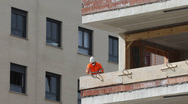 Foto de un operario, en una obra de construcción de viviendas en el barrio pamplonés de Lezkairu.