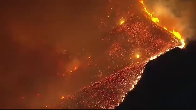 Vídeo: Un incendio forestal obliga a desalojar 2.500 viviendas en Palm Springs, California