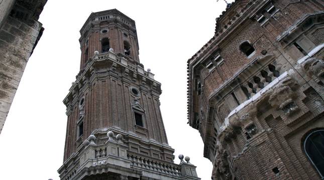 La torre de la catedral de Tudela y, a su dcha., la cúpula de la capilla de Santa Ana.