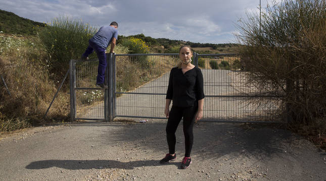 Anais Bayona, del restaurante El Camino-Ápora, junto a la puerta, que algunos deciden saltar.