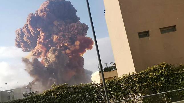 Decenas de muertos y miles de heridos en dos explosiones en Beirut