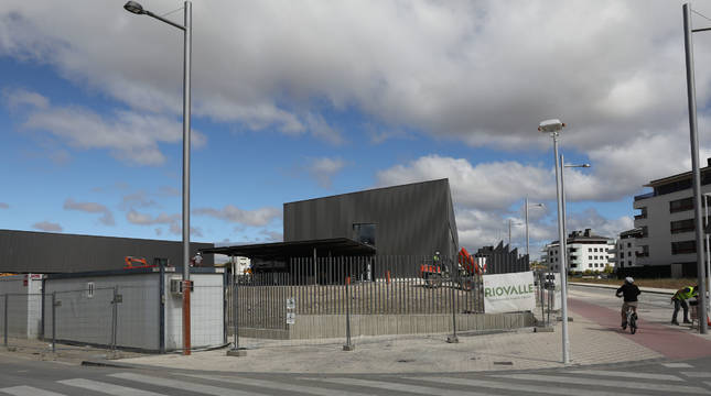 Exterior del aulario y del pabellón polideportivo que se construyen a la entrada de Mutilva.