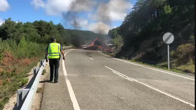 Vídeo: Arde un camión cargado de paja en Nagore