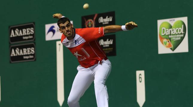 Ezkurdia se prepara para un golpeo de sotamano en un encuentro del Masters CaixaBank en el Labrit.