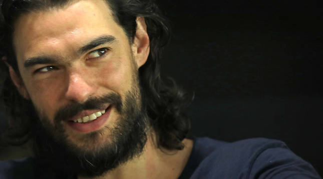 El director gallego Oliver Laxe, ayer, durante el encuentro que mantuvo con los medios en el arranque del taller de cine que imparte en los Estudios Melitón.