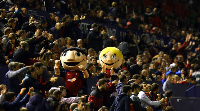 Las mascotas de Osasuna, Rojillo y Rojilla, en un partido de El Sadar, rodeadas de aficionados.