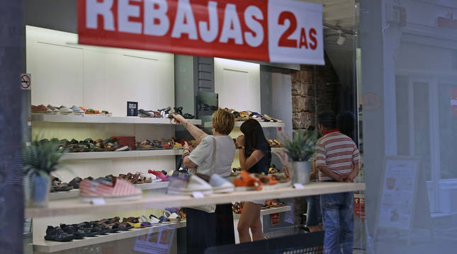 Las rebajas se prolongarán hasta casi final de agosto. Una tienda de calzado, como otras, ya está en las segunda rebajas.