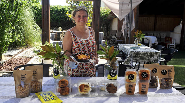 Belén Floristán en el jardín del restaurante junto a los productos de su marca 'MUCHO BUENO!!'.