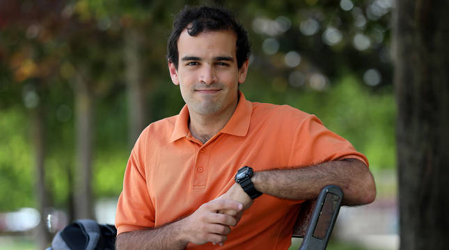 Alejandro Pulido Azpirotz posa ante el fotógrafo esta semana en un parque de Pamplona.