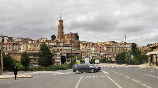 Vista de la entrada a Funes desde el puente, con el casco urbano al fondo. El de hoy será un sábado más del verano más extraño.