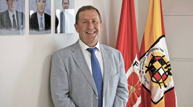 Rafa del Amo, en la Sala de Juntas con los retratos de anteriores presidentes y las banderas de la FNF y la RFEF.