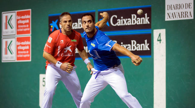 Oinatz Bengoetxea golpea a una pelota en presencia de Aimar Olaizola en un partido anterior.