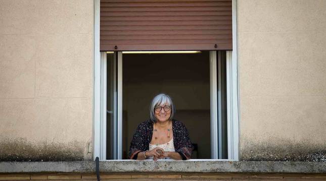Sanz se asoma a la ventana de la Asociación Eunate, que impulsó en 1999 tras ser madre de una niña sorda, y donde trabaja desde entonces.