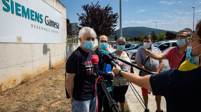 Representantes sindicales de Siemens Gamesa de Aoiz, el pasado 1 de julio, tras el anuncio del cierre.
