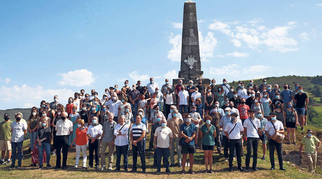 Representantes de las instituciones navarras y vecinos del pueblo frente al Monolito de Amaiur.