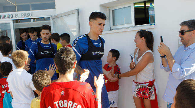 Luis Perea sale del vestuario de Tajonar, en el primer día de entrenamiento de la pasada temporada.