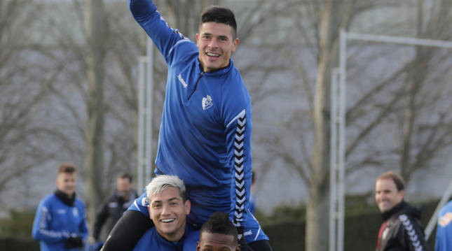 Facundo Roncaglia, en un entrenamiento de diciembre de 2019, junto a sus amigos Pervis Estupiñán y Chimy Ávila.