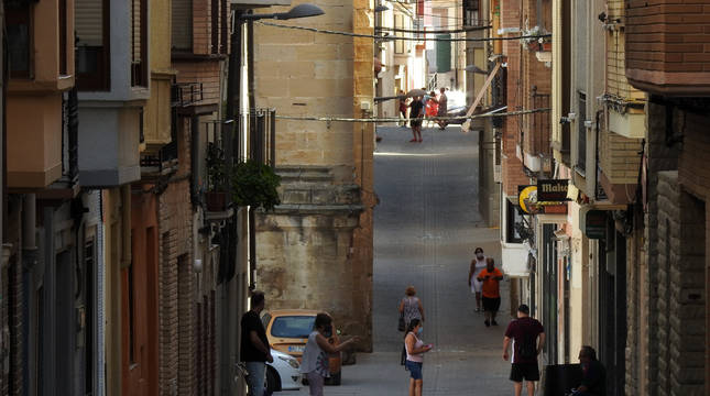 Actividad diaria en la calle Mayor de Lerín, una vía que vertebra la parte alta del municipio y que constituye un punto de encuentro de los vecinos.