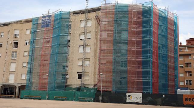 Imagen de las obras de uno de los bloques afectados de la plaza Ezcabazábal en Burlada.