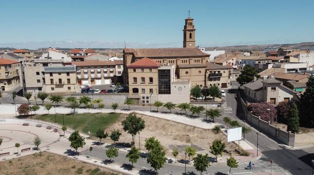 Vista aéra de Murchante, con la casa consistorial y la iglesia de Nuestra Señora de la Asunción al fondo.