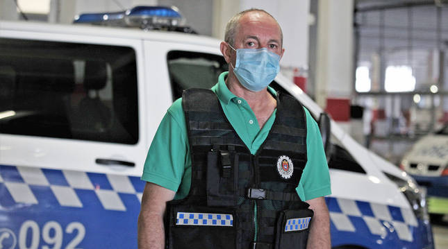 Ángel María Azanza, inspector de la UPAS, posa en las dependencias de la Policía Municipal de Pamplona.
