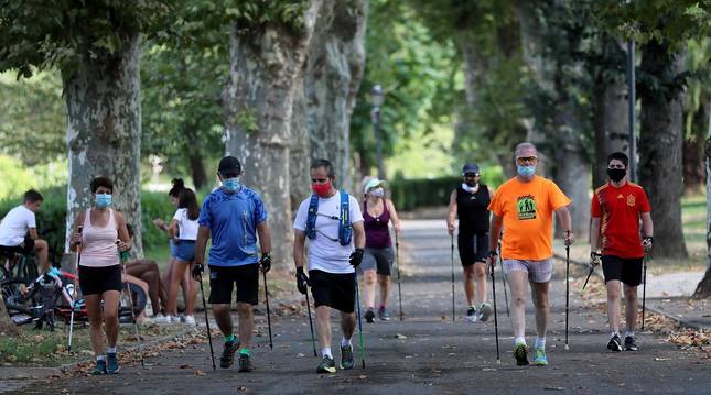 Foto de los participantes de la marcha junto a Xabier Madina, segundo por la izquierda, en el parque Inzakardi.