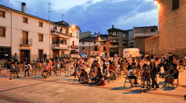 Foto de vecinos de Berbinzana se animaron a acudir a la sesión de cine al aire libre programada en la plaza.