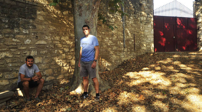 MAÑANA HACE UN AÑO. El 17 de agosto de 2019 marcó un antes y un después en la vida de Jon García Armendáriz (a la izquierda). Con 27 años sufrió una cogida en el encierro de Tafalla con tres cornadas: una en el abdomen y otra en cada muslo. Su ingreso fue breve, seis días y su recuperación rápida, un mes. Fue Josema Sagardoy, otro corredor y, ahora un buen amigo, el que le salvó la vida.