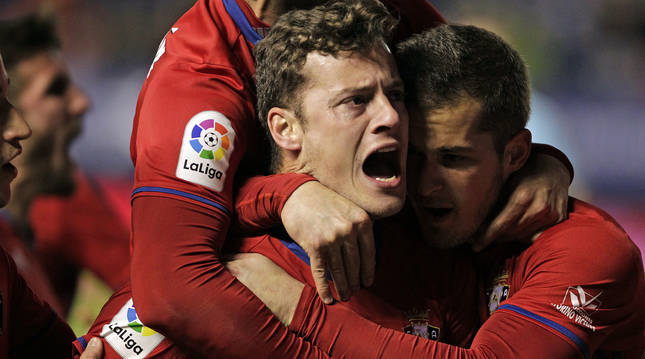 Oriol Riera celebra un gol junto a Sergio León y Goran Causiç, el 9 de enero de 2017, en El Sadar ante el Valencia.
