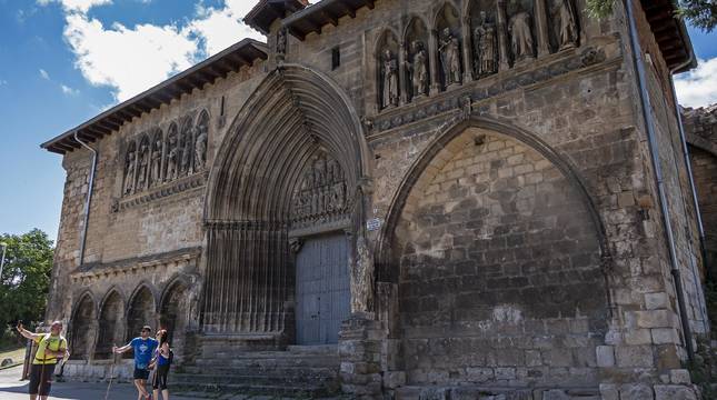 Los peregrinos Alejandro Pardo, Jordan Pardo y Marta Pardo se retratan frente a la iglesia del Santo Sepulcro de Estella, a principios de julio.