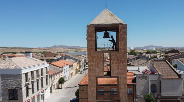 Iglesia de Nuestra Señora de la Asunción con su tradicional campanario, situada en el centro de Cabanillas.