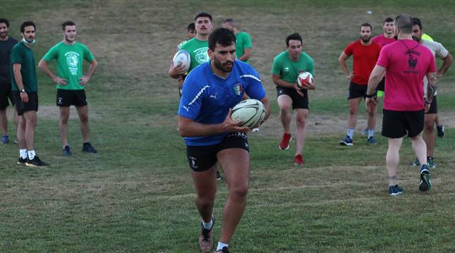 Foto de un momento de un entrenamiento de La Única de rugby en el Parque de las Pioneras. Se efectúan sin contacto y con gran carga física.