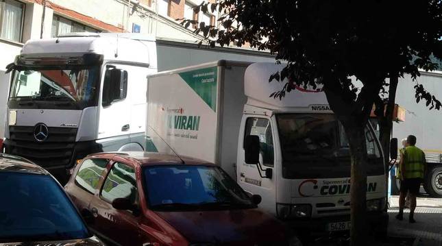Foto de un tráiler procedente de Lituania quedó encallado ayer por la mañana entre las calles Iruñalde y Nuestra Señora de Aránzazu.