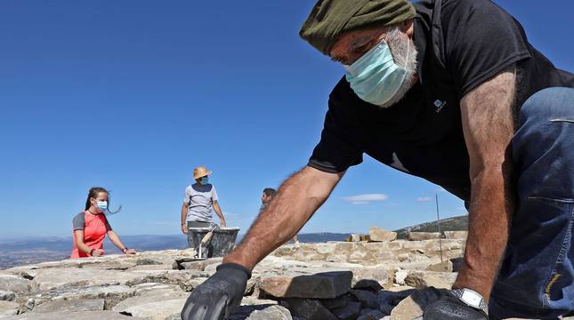 Fotos de la reconstrucción de la torre medieval del castillo de Guerga, en la peña de Unzué