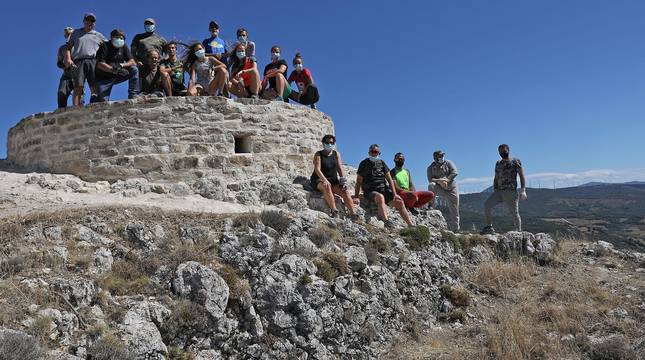 Desde el pasado 4 de agosto, una veintena de voluntarios han estado trabajando en la reconstrucción de esta consolidación, ubicada en una peña que se eleva a 1.000 metros de altitud