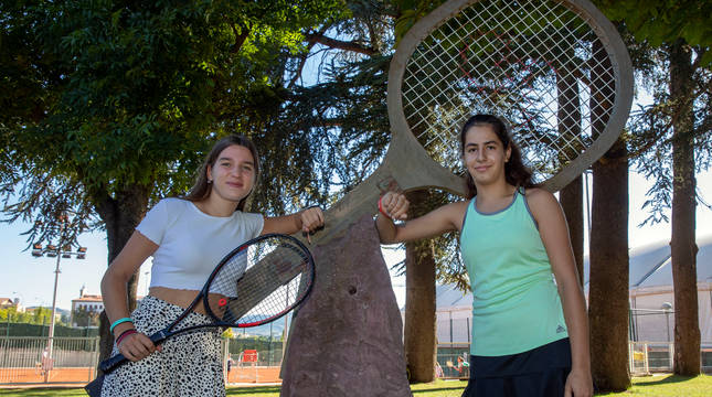 Lucía Ibarrola y Nahia Echaide, en el monumento conmemorativo al partido de la Copa Davis disputado en el Club de Tenis.