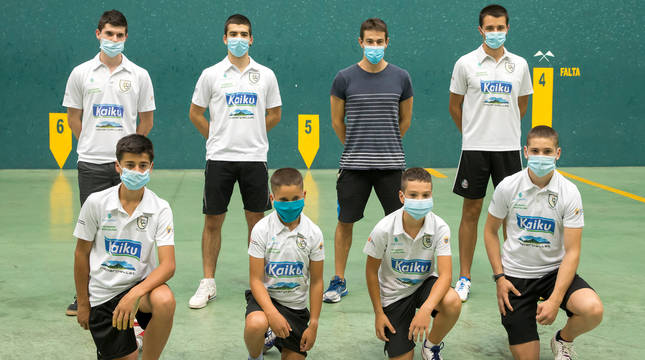 De pie: Iosu Igoa, Unai Mata, Iñaki Barbajero (entrenador) y Iosu Irurita. Abajo: Andoni Sarasíbar, Mikel Laso, Ibai Olza y Ager Laso.